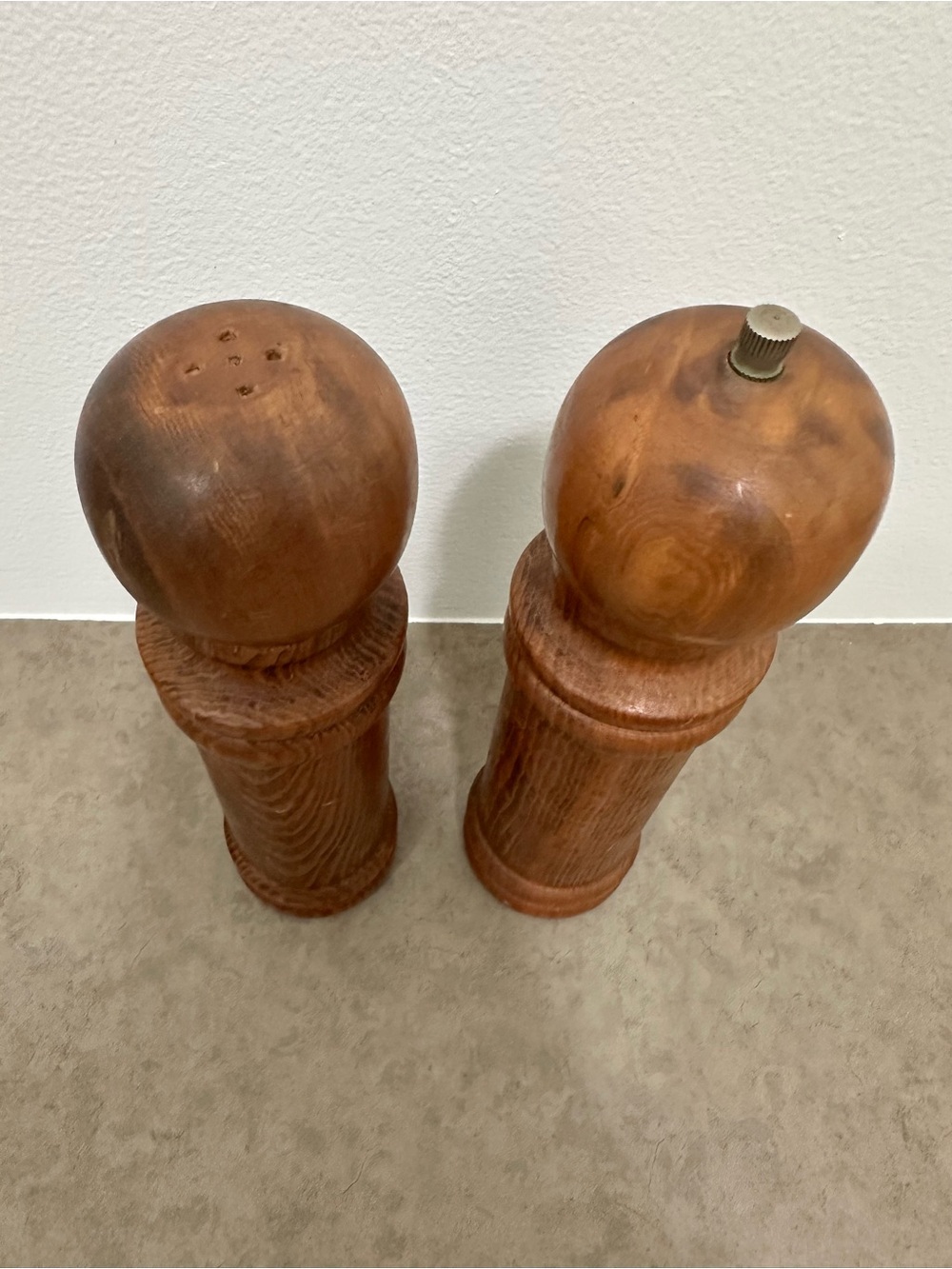 Vintage MCM Wooden Salt & Pepper Shaker Grinder Mills Set Tall Turned Warm Brown - Picture 5 of 9